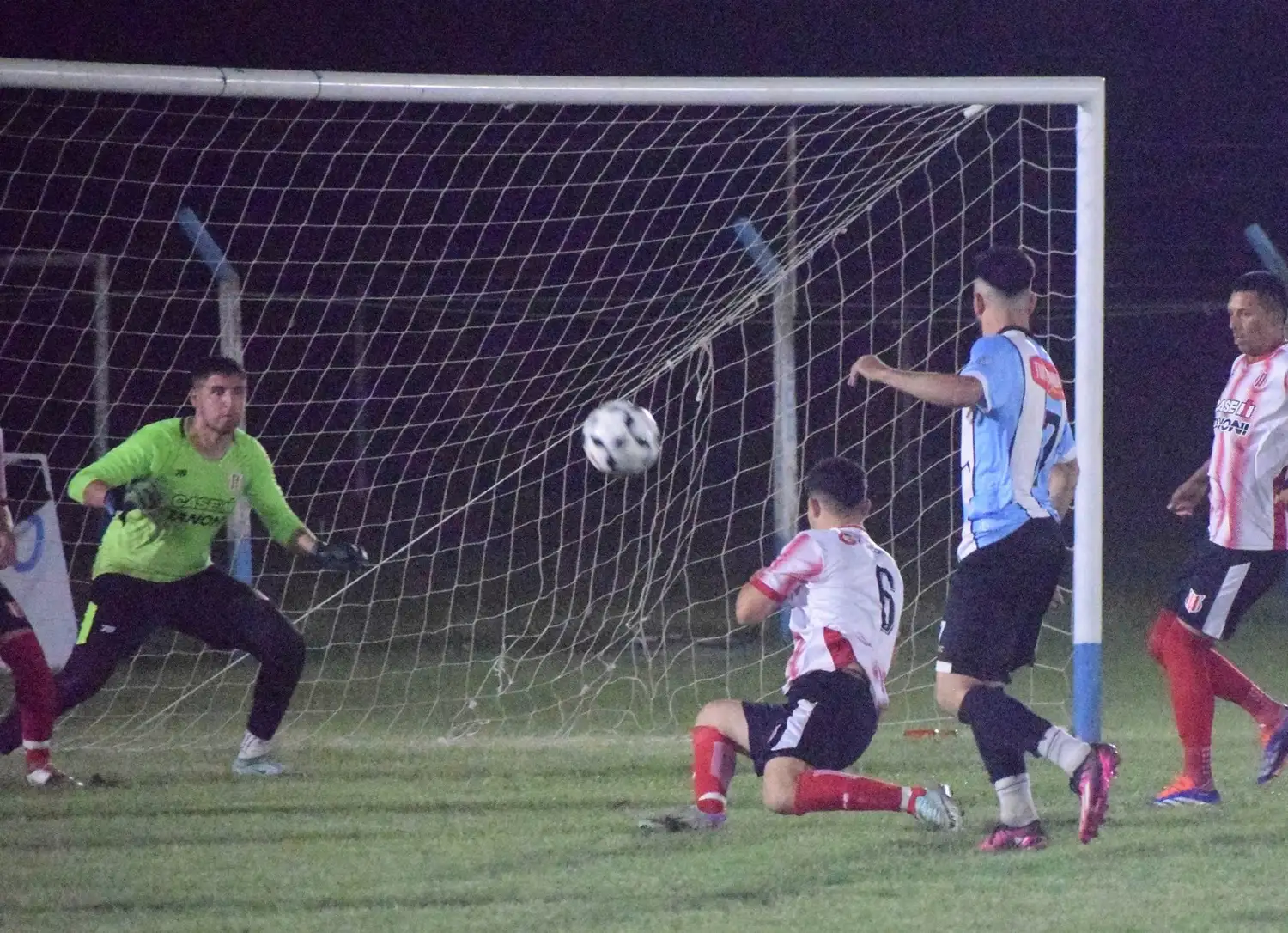 El instante previo al gol de la clasificación. Foto: Sur24.