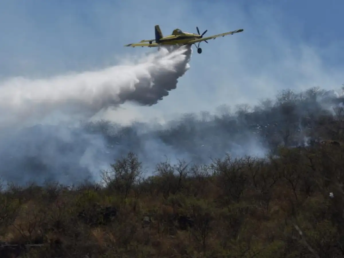 Reducen la alerta por incendios, mientras intentan extinguir el único foco activo en Córdoba