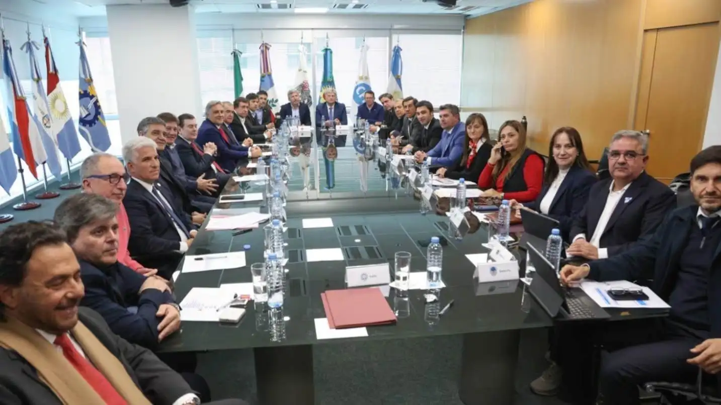 Los gobernadores de todo el arco político firmaron un proyecto de ley para redistribuir el Impuesto a los Combustibles (Foto: Captura de X/@Kicillofok).