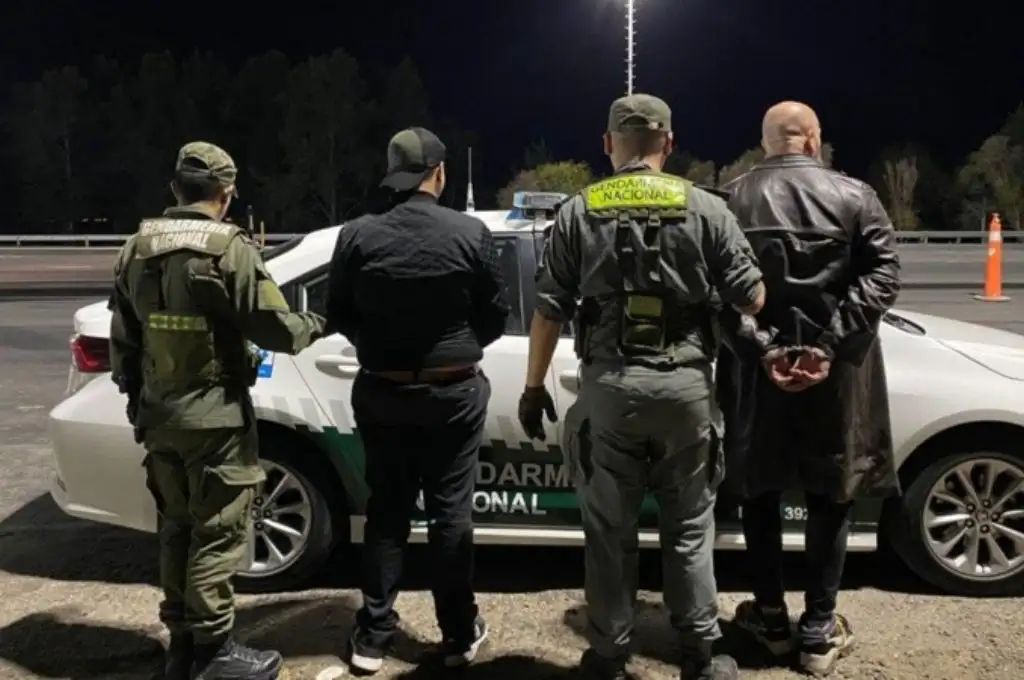 Detuvieron a dos asesores legislativos con casi 100 pastillas de éxtasis en el peaje de Gral. Lagos
