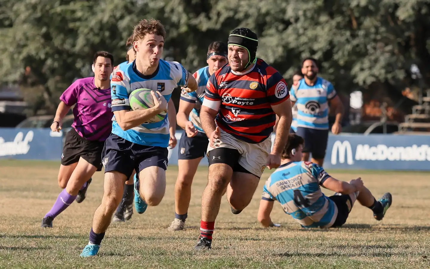 Joaquín Bartolo, autor de dos try para Jockey, busca detener a su rival.
