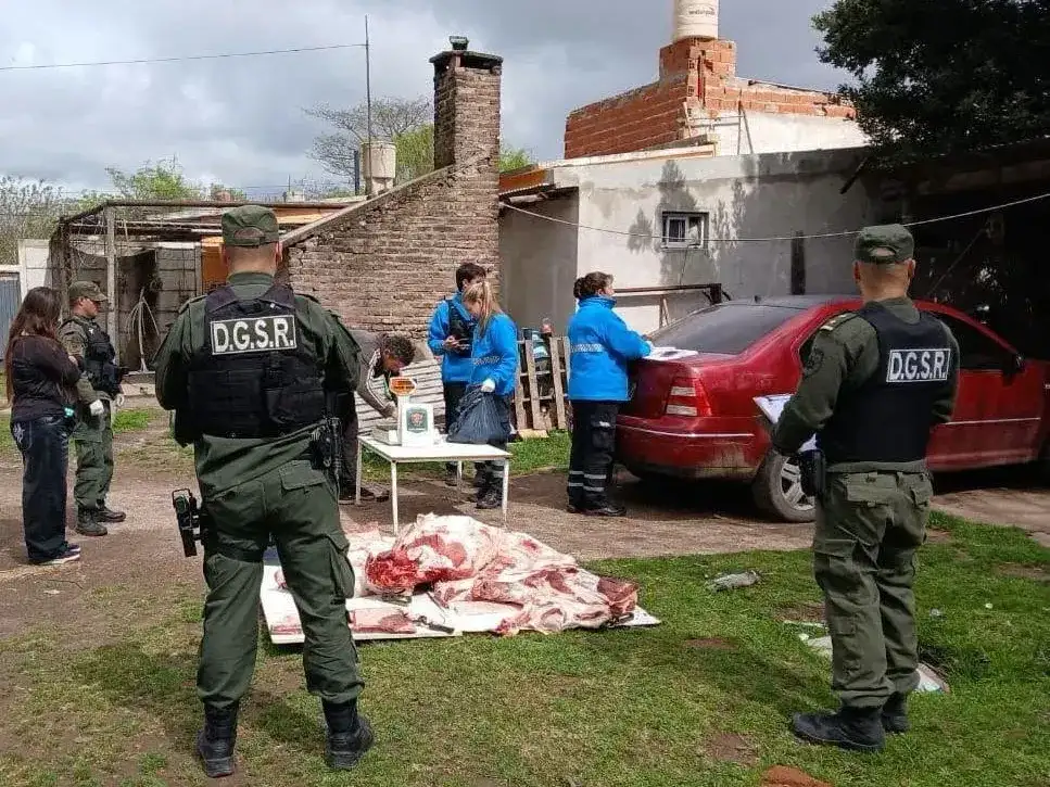 Personal de la Guardia Rural Los Pumas realiza el operativo de inspección y decomiso de más de 100 kilos de carne en mal estado tras desmantelar una carnicería clandestina en la ciudad de Venado Tuerto. Foto: Policía de Santa Fe.