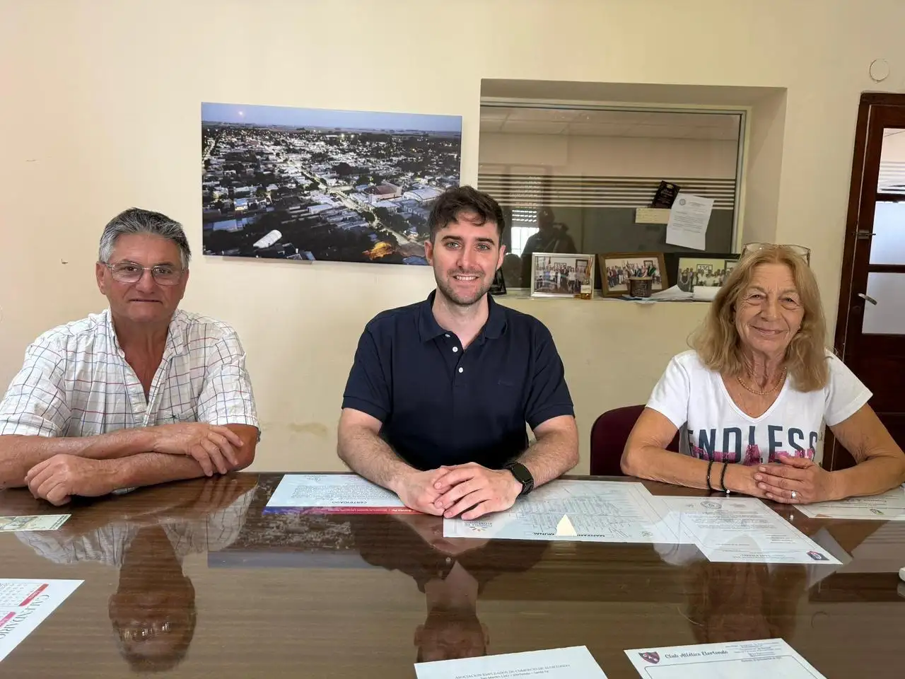 El actual presidente comunal, flanqueado por Lombardi (izquierda) y Carini (derecha)