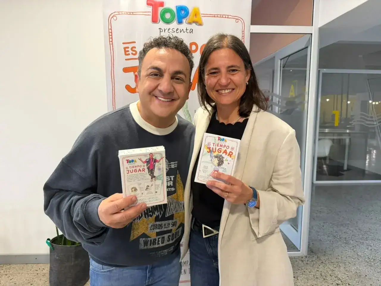 Diego Topa y la escritora venadense Victoria Conte durante la presentación de Es tiempo de jugar, realizada en La Nube Coworking.