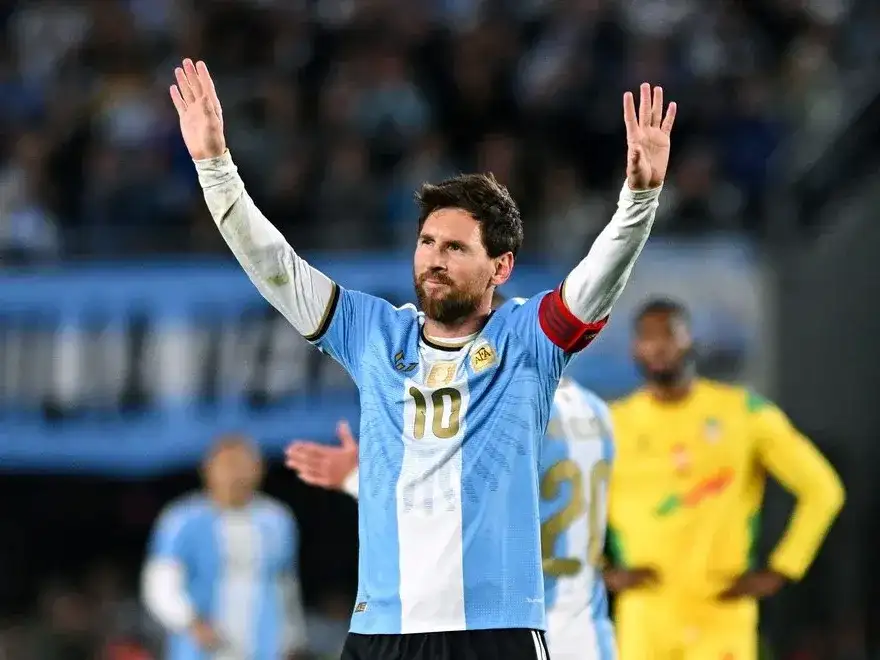 Messi tuvo una despedida soñada: goleada, gol y emoción en el Monumental