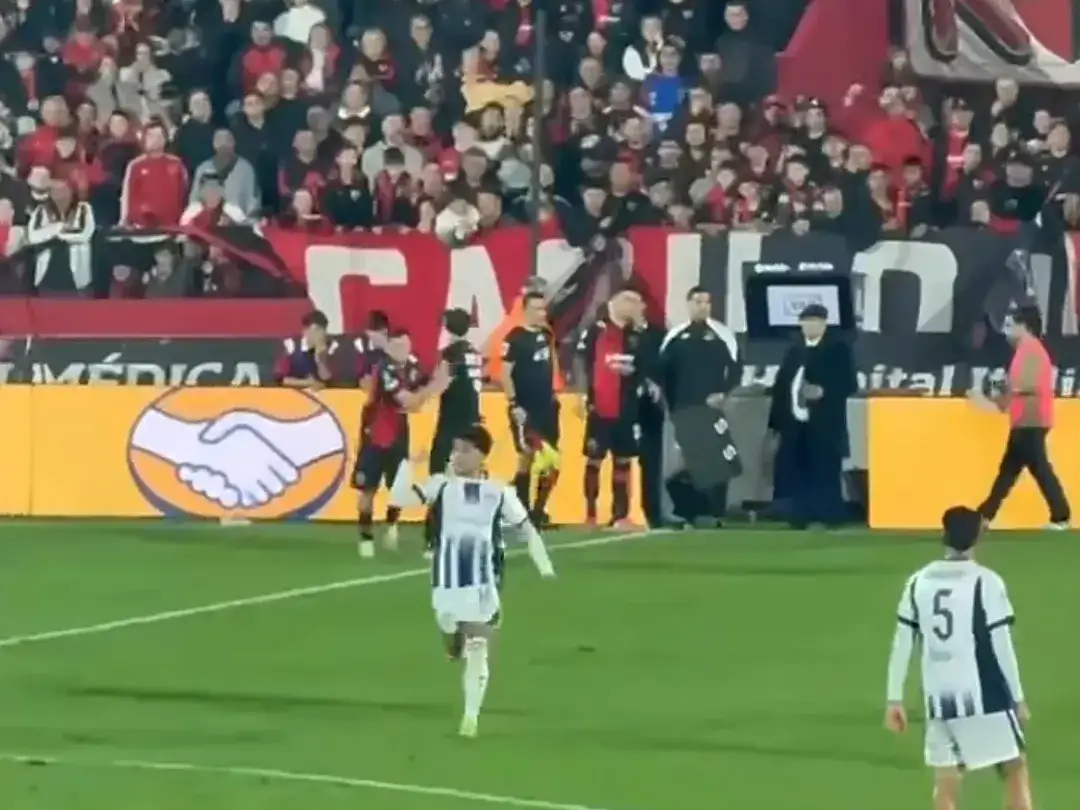 El momento en que Ríos hace su estreno en la Primera División del fútbol argentino.