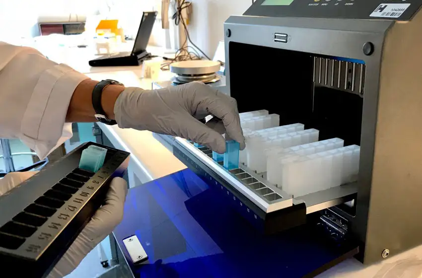 Bioquímicos: "No tiene sustento desde lo científico hacer un hisopado para el ingreso a Mar del Plata"