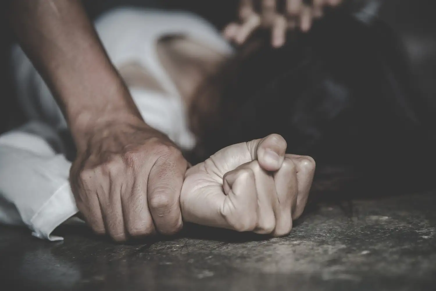 Una joven fue violada, golpeada y asfixiada en su departamento