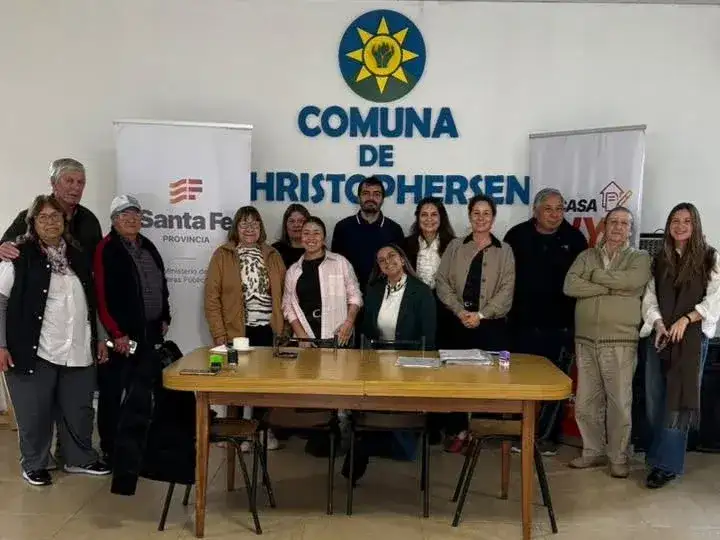 Vecinos de Christophersen junto a autoridades locales y provinciales durante la entrega de escrituras del programa Tu Casa, Tuya. Foto: Gentileza.