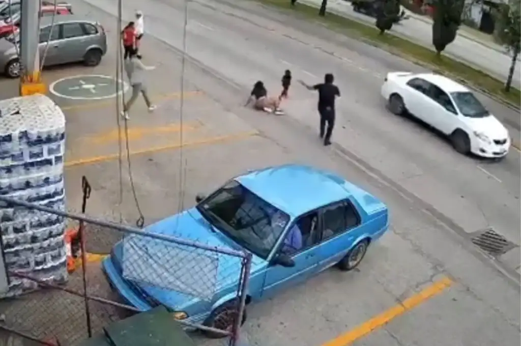 Una hombre salvó a una nena de ser atropellada