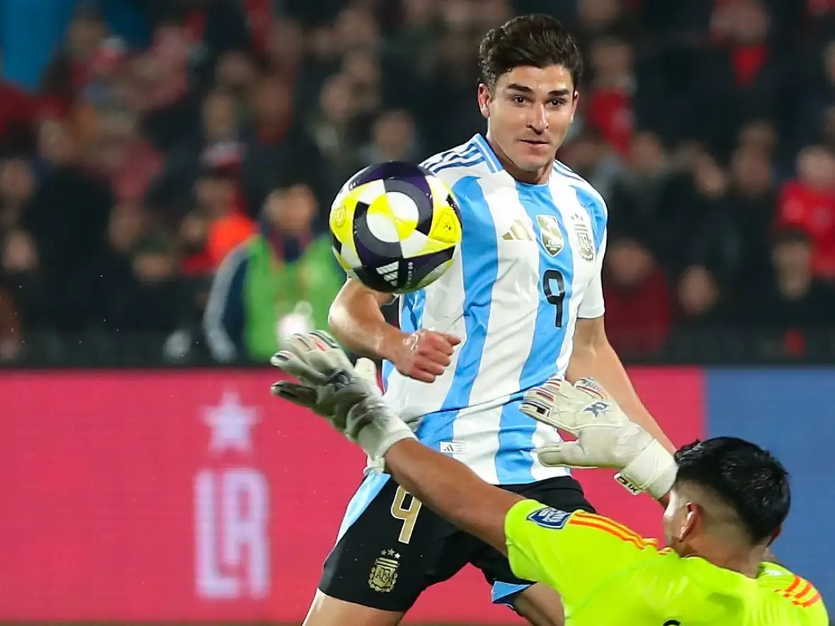 Julián Álvarez definiendo ante la salida de Cortés