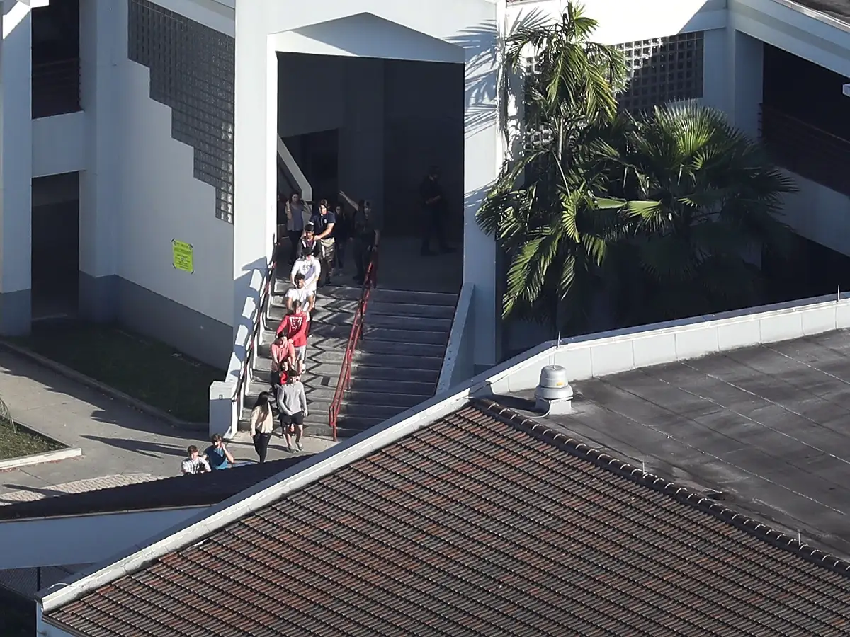 Al menos 17 muertos en una escuela secundaria en Florida