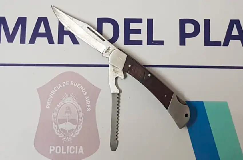 Se bajó del auto con una navaja para enfrentar a un conductor