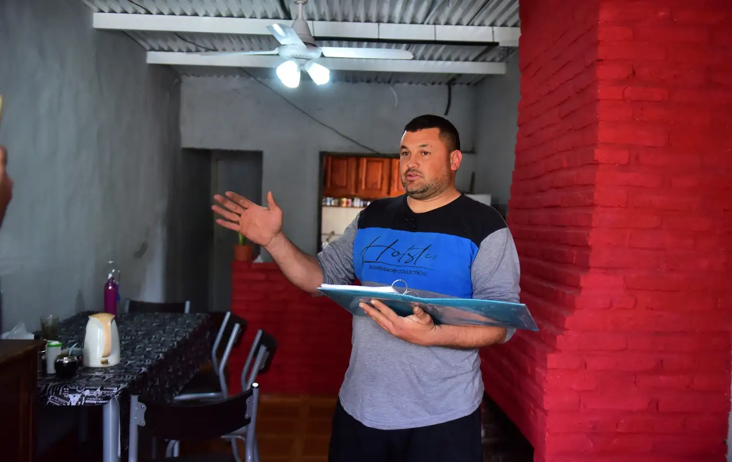 Maximiliano guarda en una carpeta todos los nombres de las personas que los ayudaron.