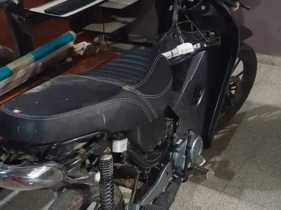 La motocicleta secuestrada por la policía tras la persecución. Foto: Relaciones Policiales
