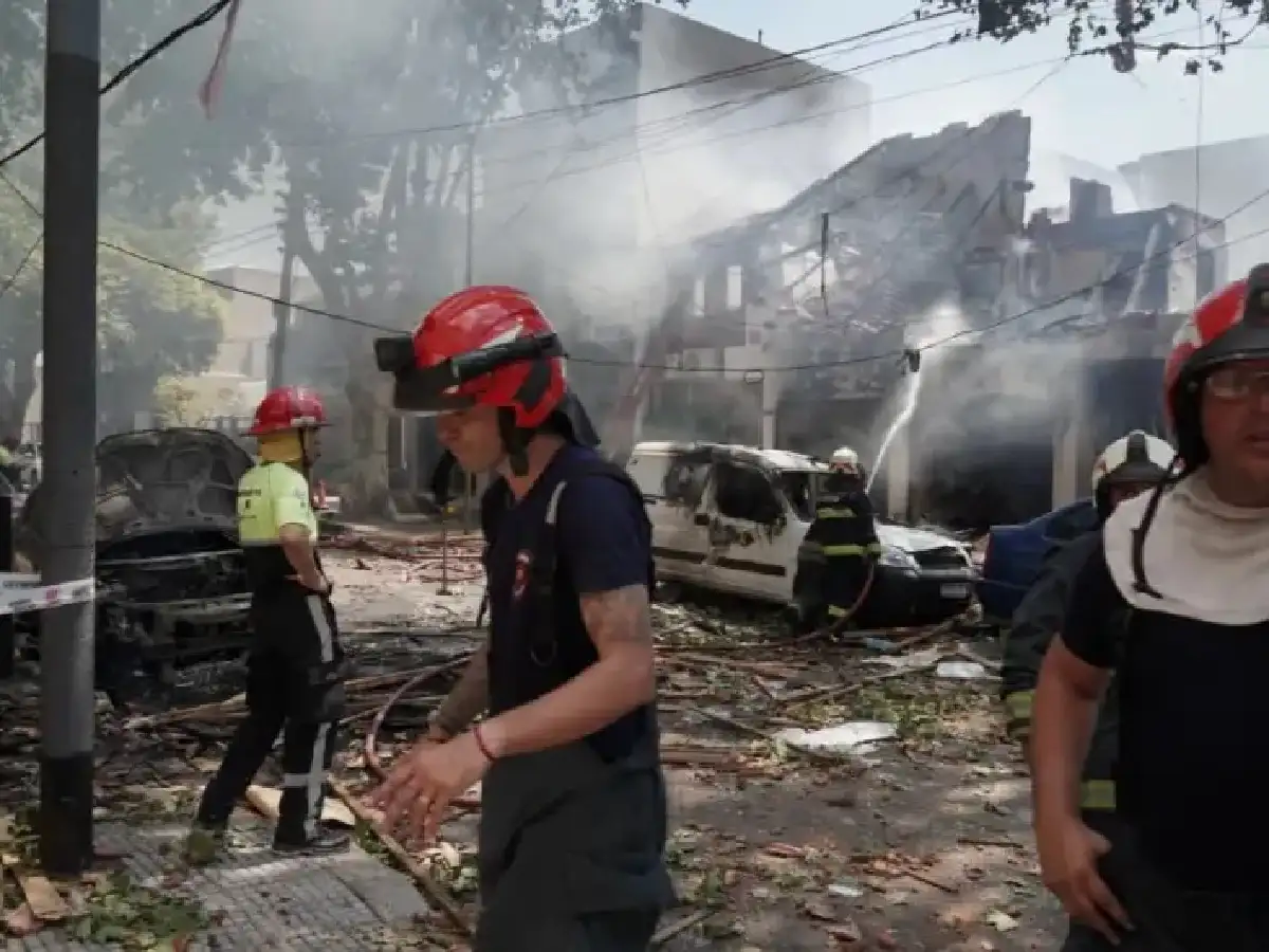 Explosión y derrumbe en Villa Devoto en medio de una fuga de gas: un muerto y un operario grave