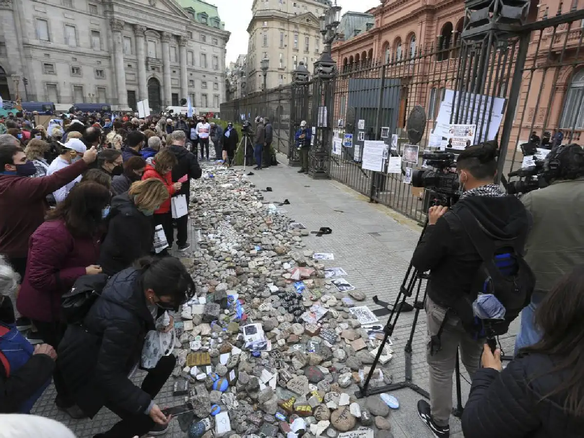 Familiares de personas fallecidas por Covid encabezaron la "Marcha de las piedras"