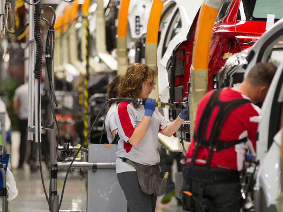 Las mujeres tienen más dificultades para acceder al empleo  