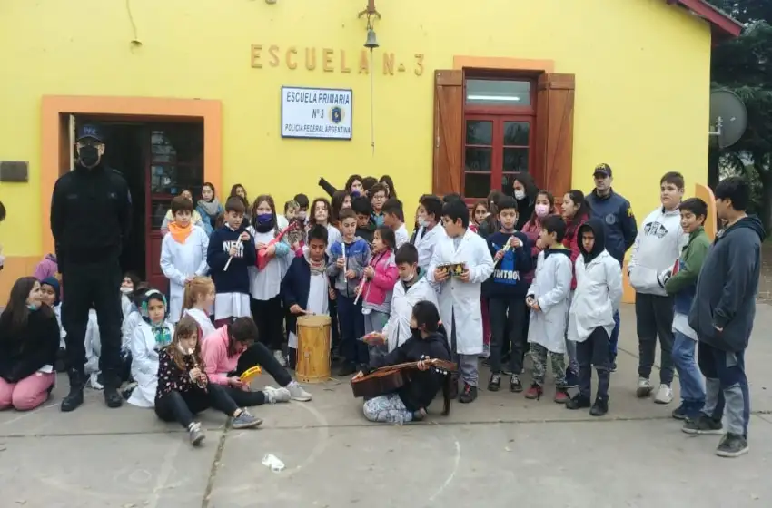 Otra labor solidaria de la Policía Federal Argentina