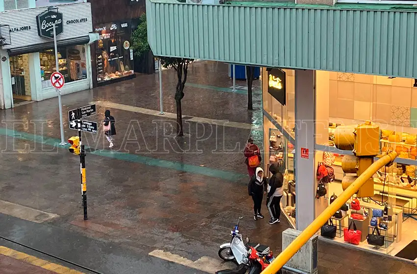 La primavera nos engañó: miércoles con chaparrones y ráfagas de viento que alcanzarán los 60 km/h