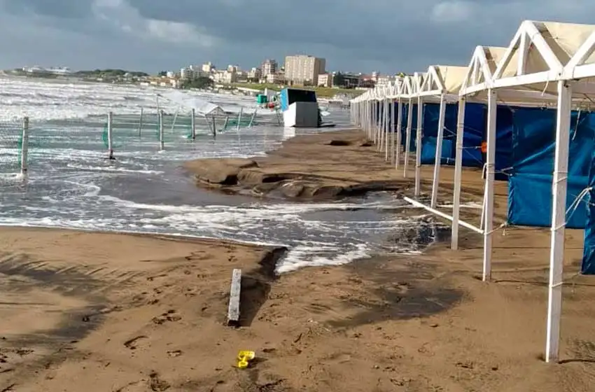 Por los fuertes vientos, la crecida del mar alcanzó las carpas y causó daños materiales
