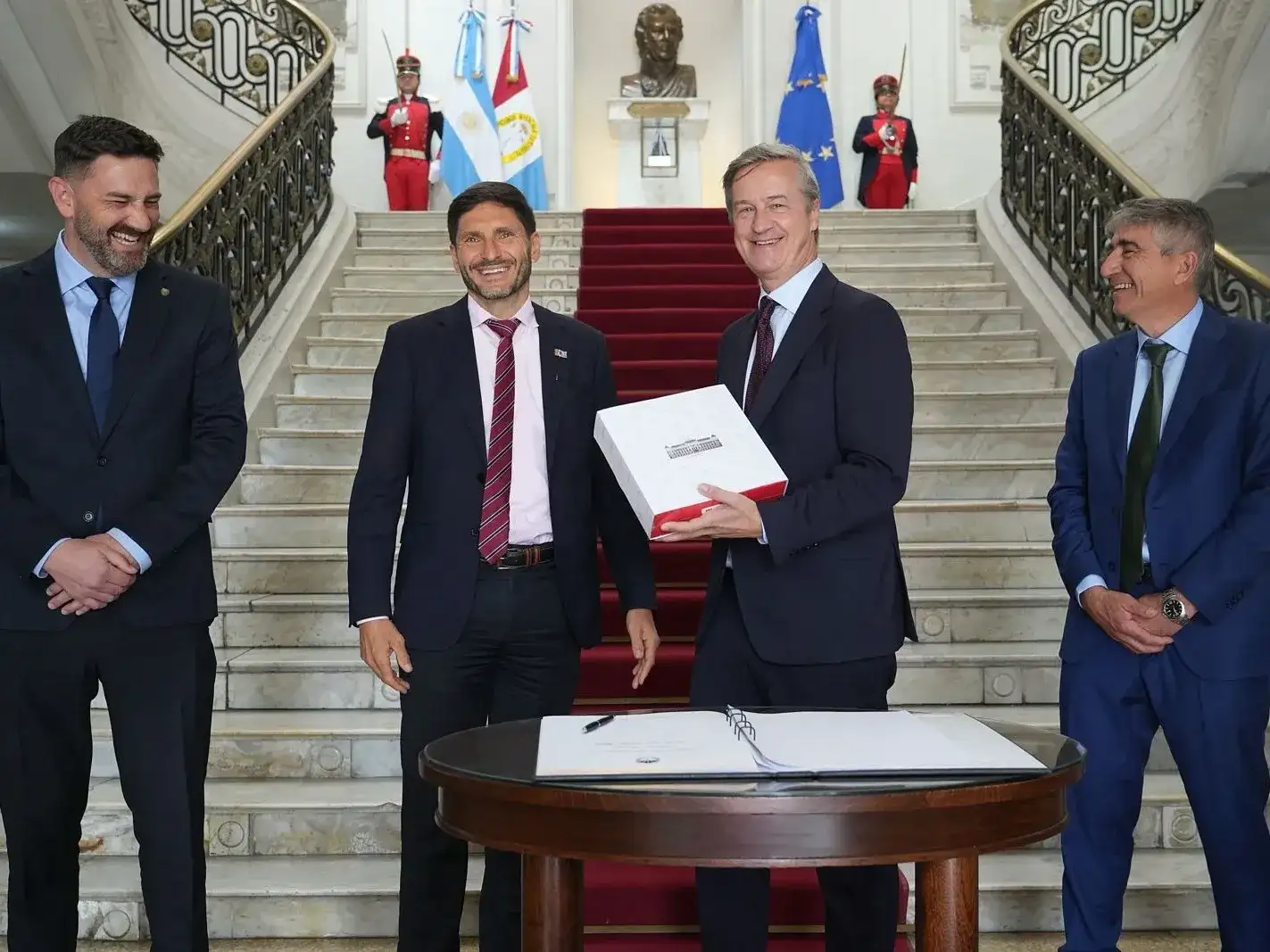 Pullaro junto a Enrique Estévez y Fabián Bastia con el embajador de la Unión Europea en la Argentina, Erik Høeg.