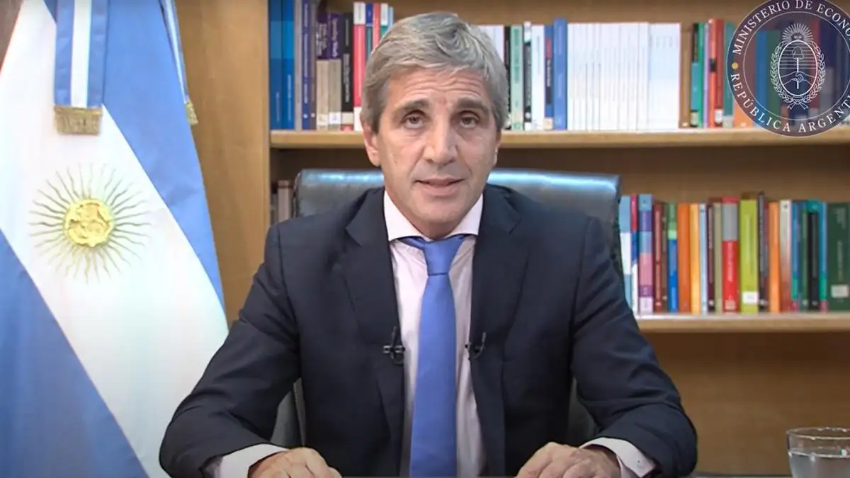 Fuerte devaluación y ajuste: dólar a 800 pesos y dan de baja todos los contratos de estatales inferiores a un año