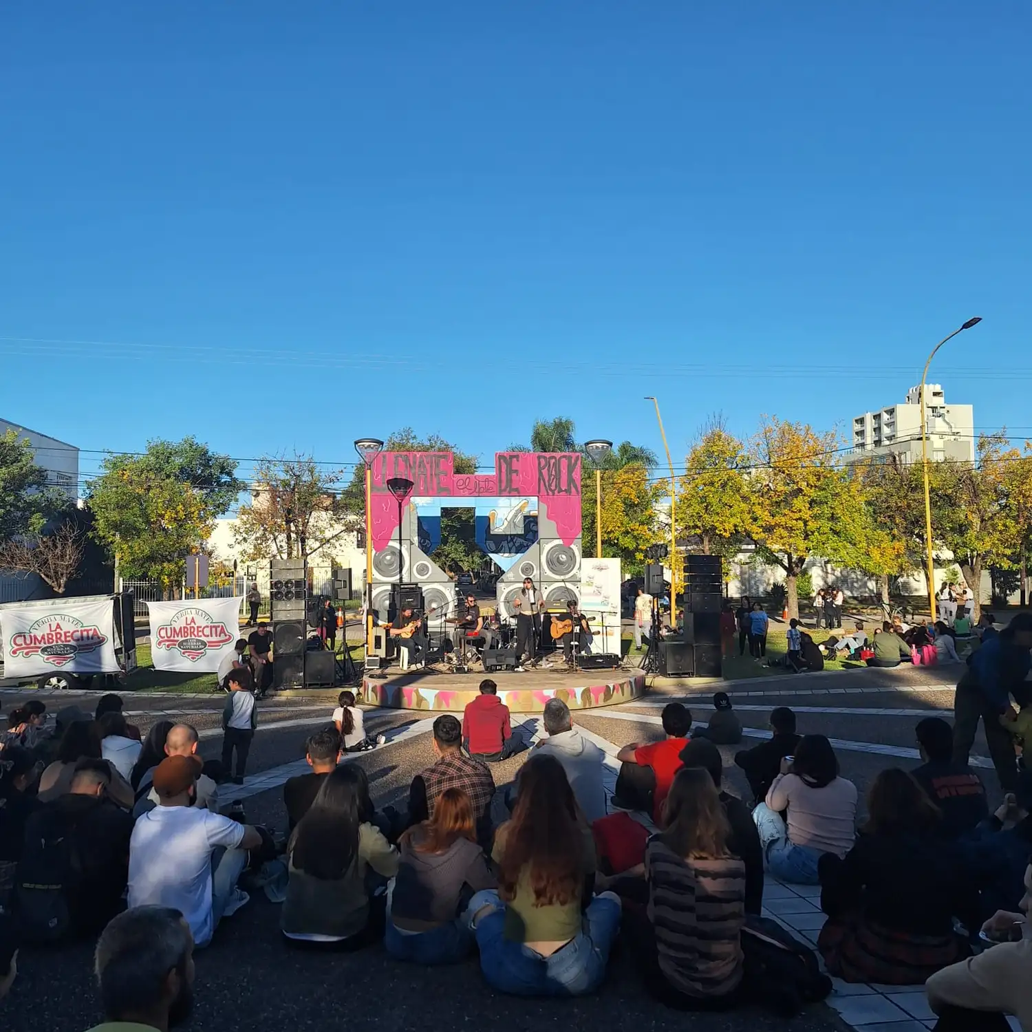 La primera jornada tuvo un gran marco de público que se acercó a escuchar las distintas bandas