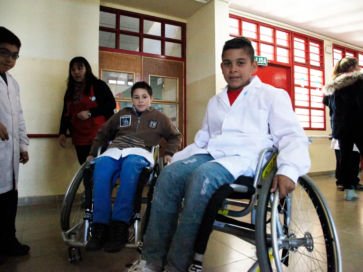 En la escuela Ana Sullivan presentaron sillas de rueda para la práctica de deporte adaptado