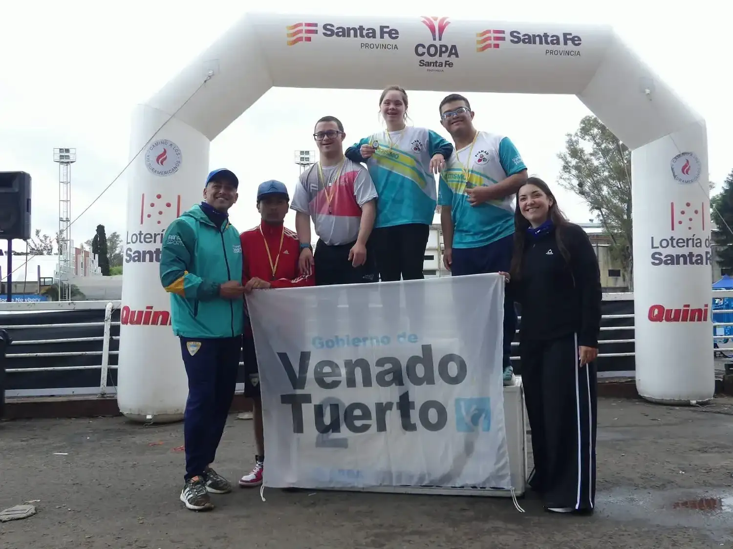 Atletas del Pramad de Venado Tuerto celebran su destacada participación en la Copa Santa Fe de Atletismo. Foto: GVT