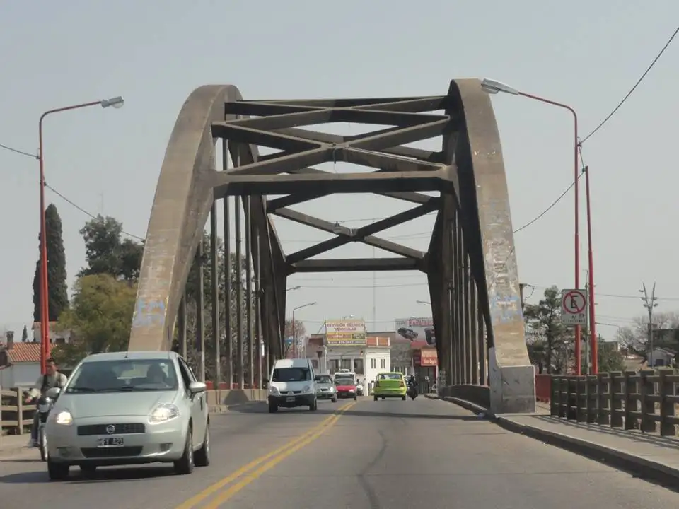 Salvaron la vida a un hombre que cayó desde el Puente Carretero