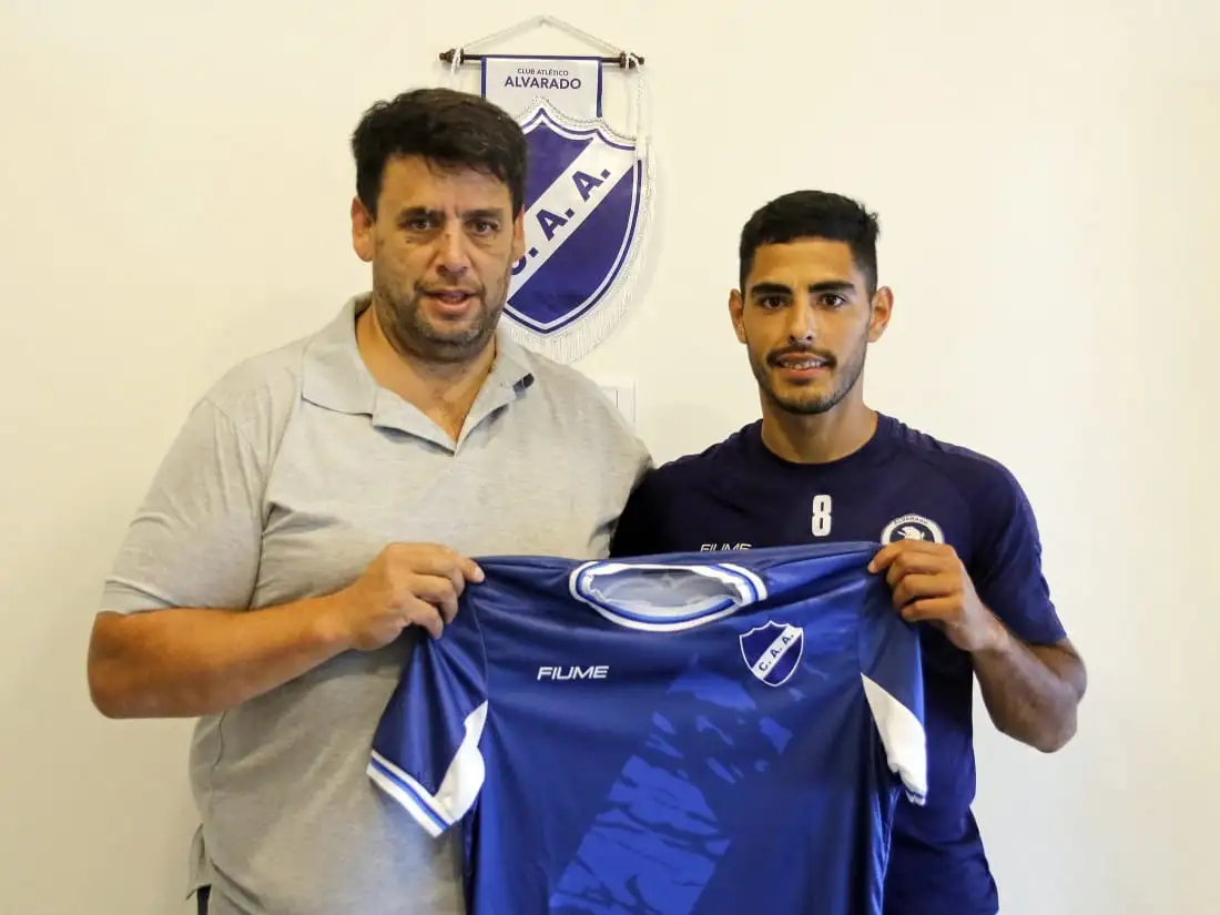 Sebastián Jaurena junto al presidente Emiliano Montes luego de firmar el contrato. (Foto: Prensa Alvarado)