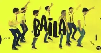 Los Agapornis se divierten bailando