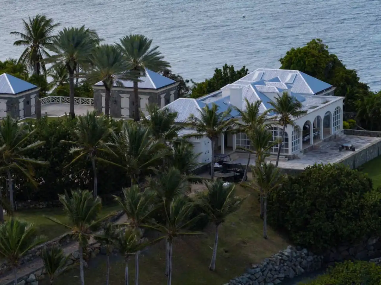 El video filmado en la isla privada de Jeffrey Epstein (Video: PBS, Foto: Reuters)