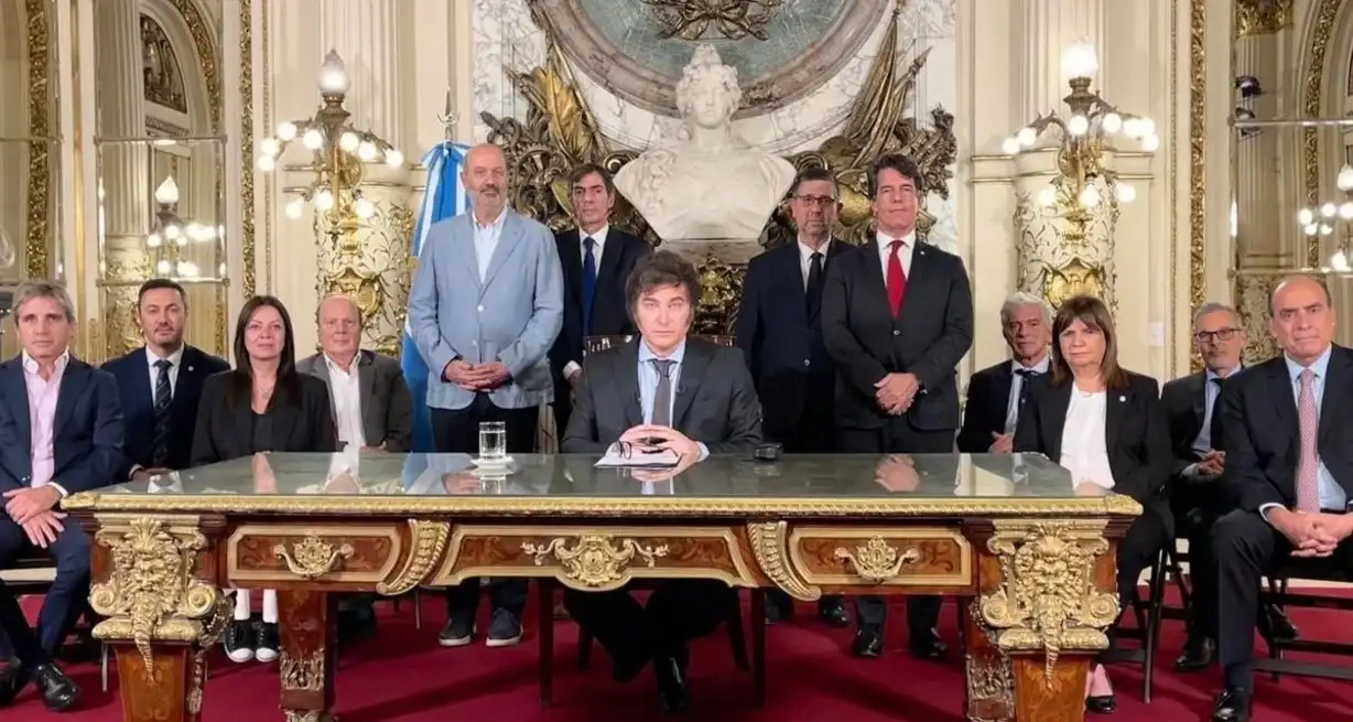 Mediante la presentación judicial, el gobierno remarcó los indicadores que justificarían una reforma como la pretendida en el DNU.