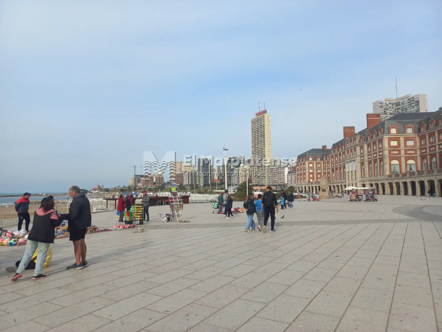 Turistas recorren la rambla, uno de los atractivos turísticos de la ciudad.