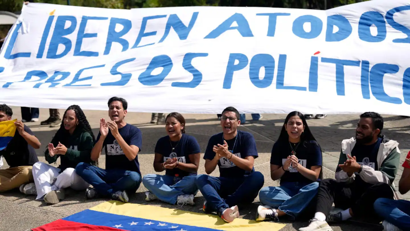Estudiantes universitarios exigen la liberación de los presos políticos en Caracas (Foto: EFE)
