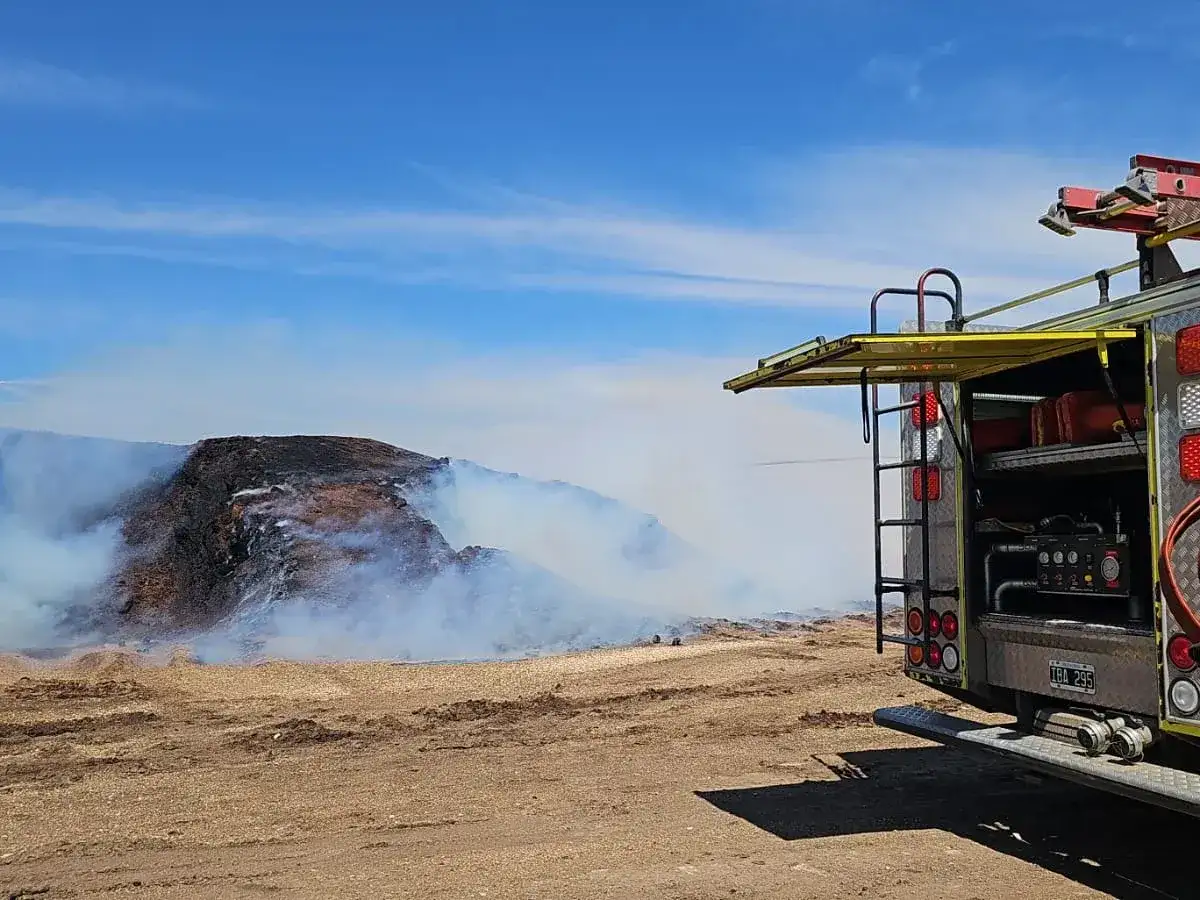 Dotación de Bomberos Voluntarios trabaja en el incendio de una gran pila de pellets de cáscara de maní en Venado Tuerto.