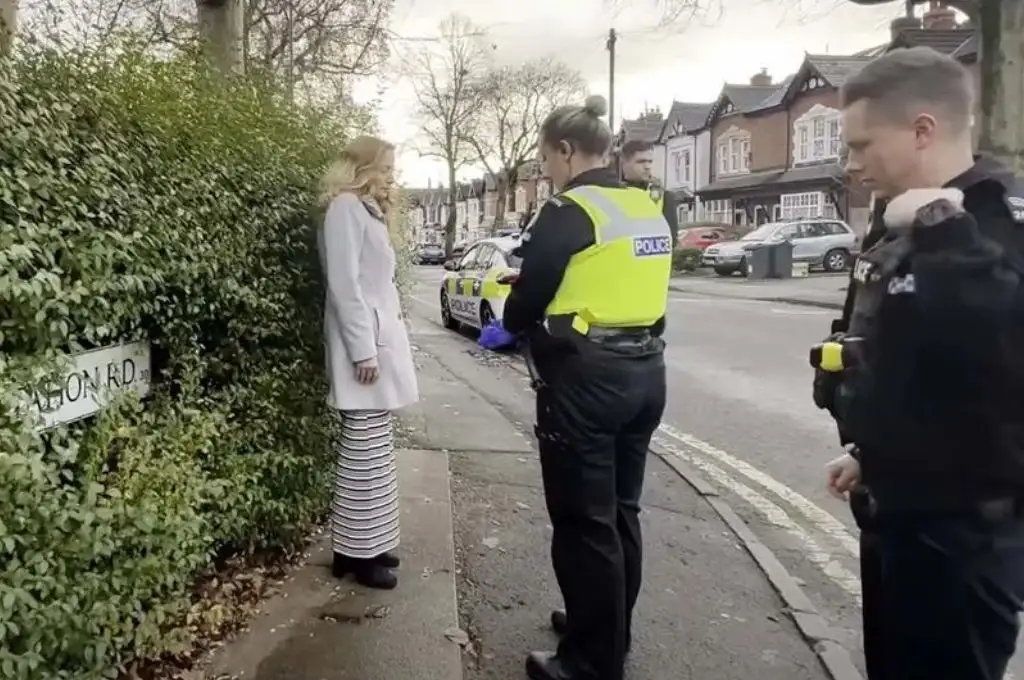 Inglaterra: rezaba frente a una clínica de abortos, fue detenida y se encendió el debate