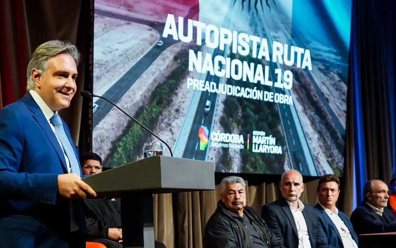 Llaryora criticó la falta de inversión del Gobierno nacional y defendió el gasto en obra pública.