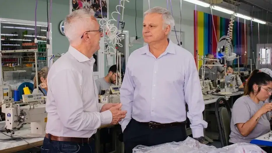 El ministro Gabriel Frizza y el intendente de Devoto, Adrián Rinero, durante la visita a Devoto donde dejó conformada la Federación Textil  y Marroquinera