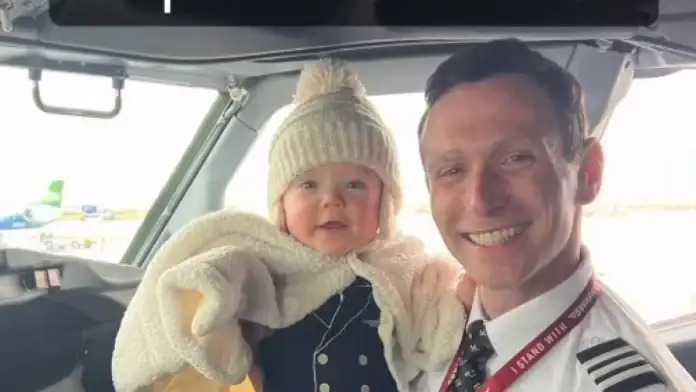 Pasajeros se derritieron cuando el piloto les presentó a su hija en pleno vuelo.