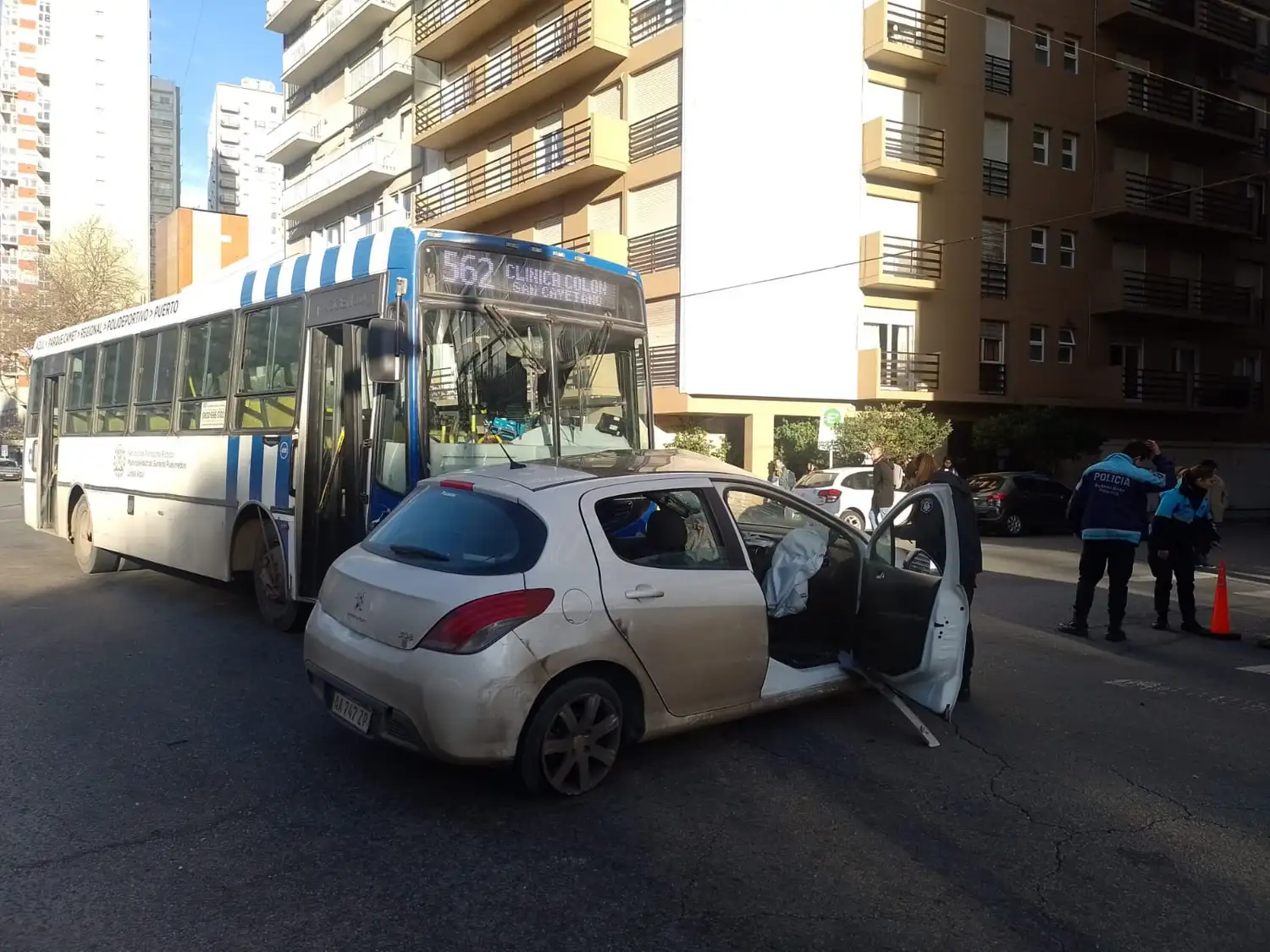 Brutal choque entre un colectivo y un auto en el centro