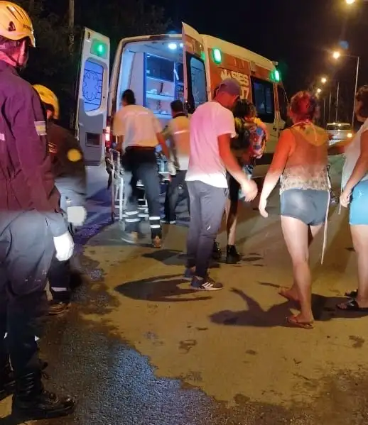 Mujer hospitalizada tras caer de una motocicleta
