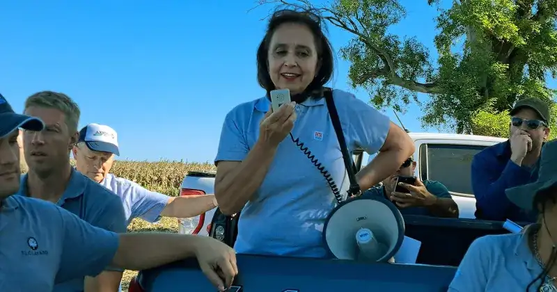 La fitopatóloga María de la Paz Giménez Pecci, integrante del Centro de Patología Vegetal asociado al INTA, brindó una detallada explicación sobre el problema del spiroplasma que perjudica al maíz.