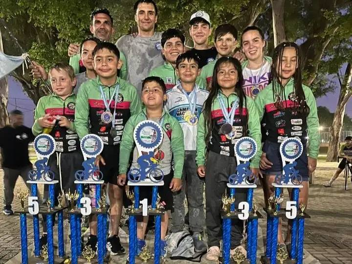 Merecido recibimiento para estos chicos que durante todo el año recorrieron miles de kilómetros representando a la ciudad.