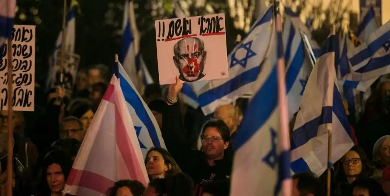 Cada vez crece más el número de personas en Israel que se oponen a las incursiones bélicas de las fuerzas israelíes en Gaza y que protestan contra el gobierno de Benjamin Netanyahu. Entre otras cosas, exigen que haya nuevas elecciones y que sean liberados los rehenes que todavía están en la Franja de Gaza en manos de Hamás. Reuters