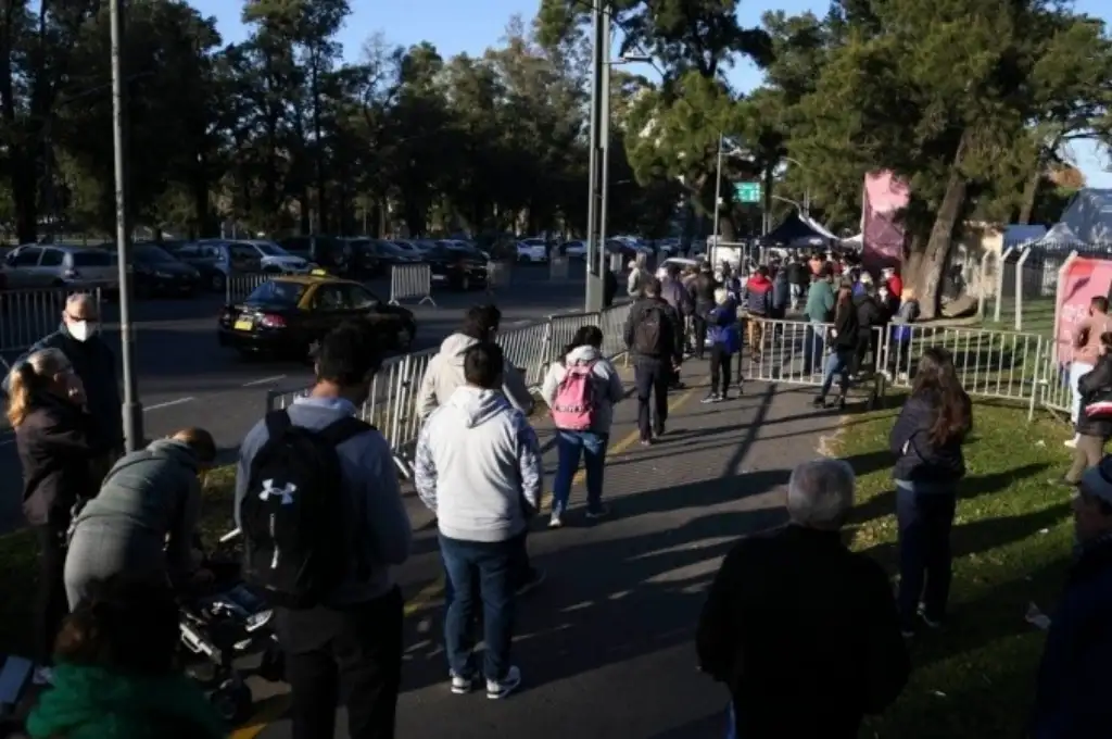 Murió una mujer rosarina mientras esperaba por vacunarse