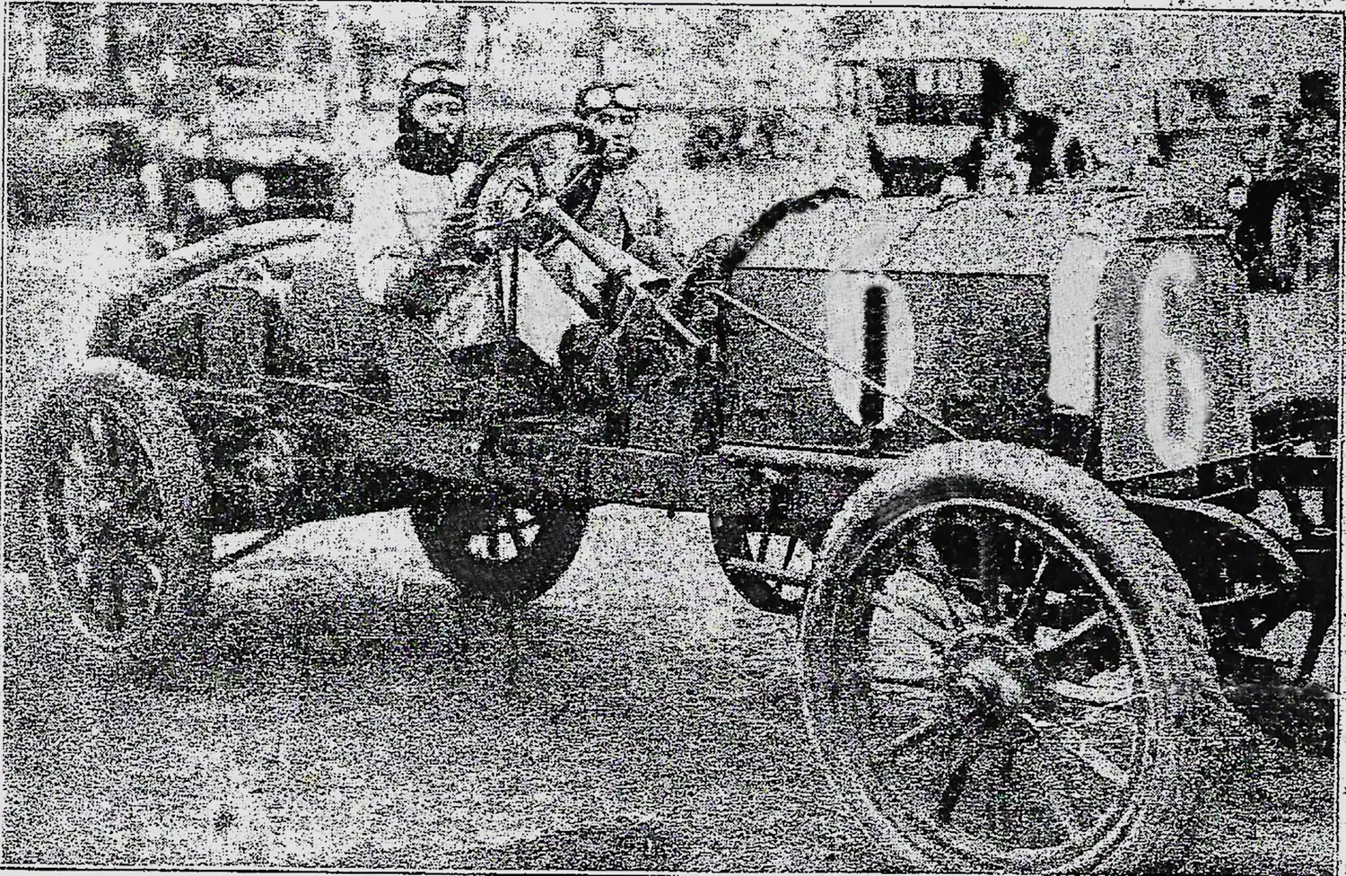 Pedro Vittori y Carlos Desani (h) en su coche “Juniors”  60 HP.  (Archivo Gráfico y Museo Histórico)