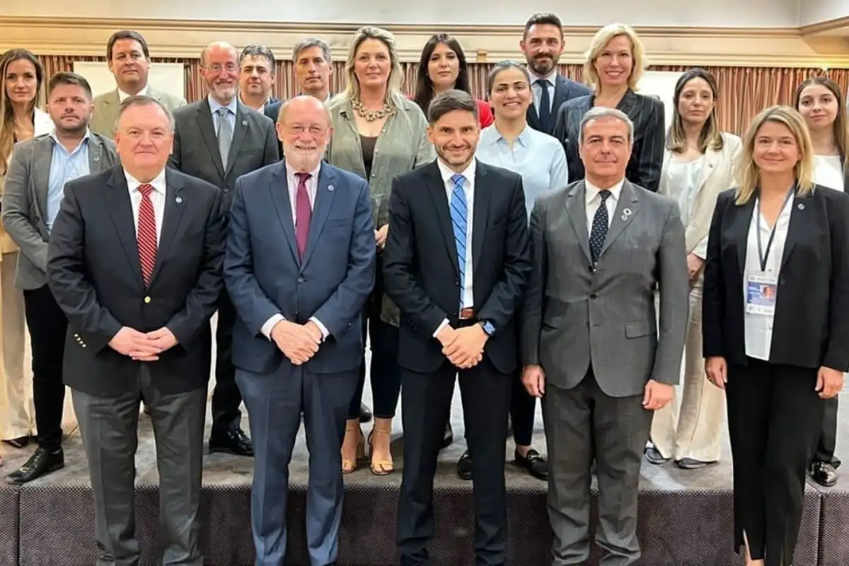 Pullaro y futuros funcionarios con la delegación de California.
Foto: Prensa Pullaro.